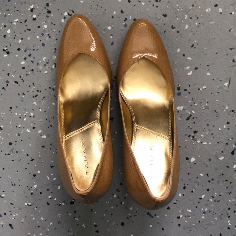 Tahari tan nude pumps sz 7